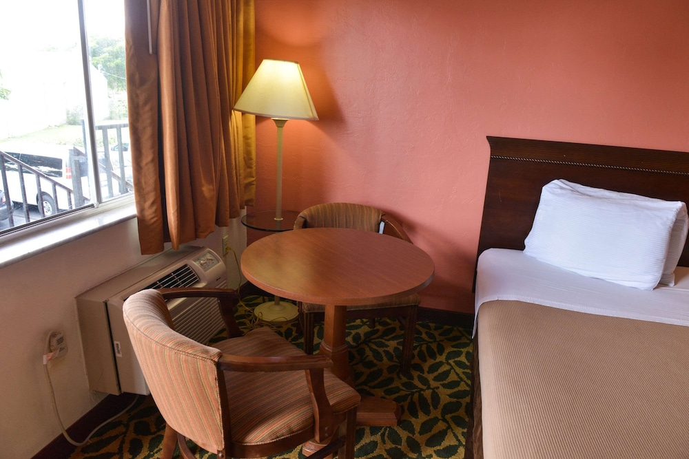 Econo Lodge Fort Myers North photo3