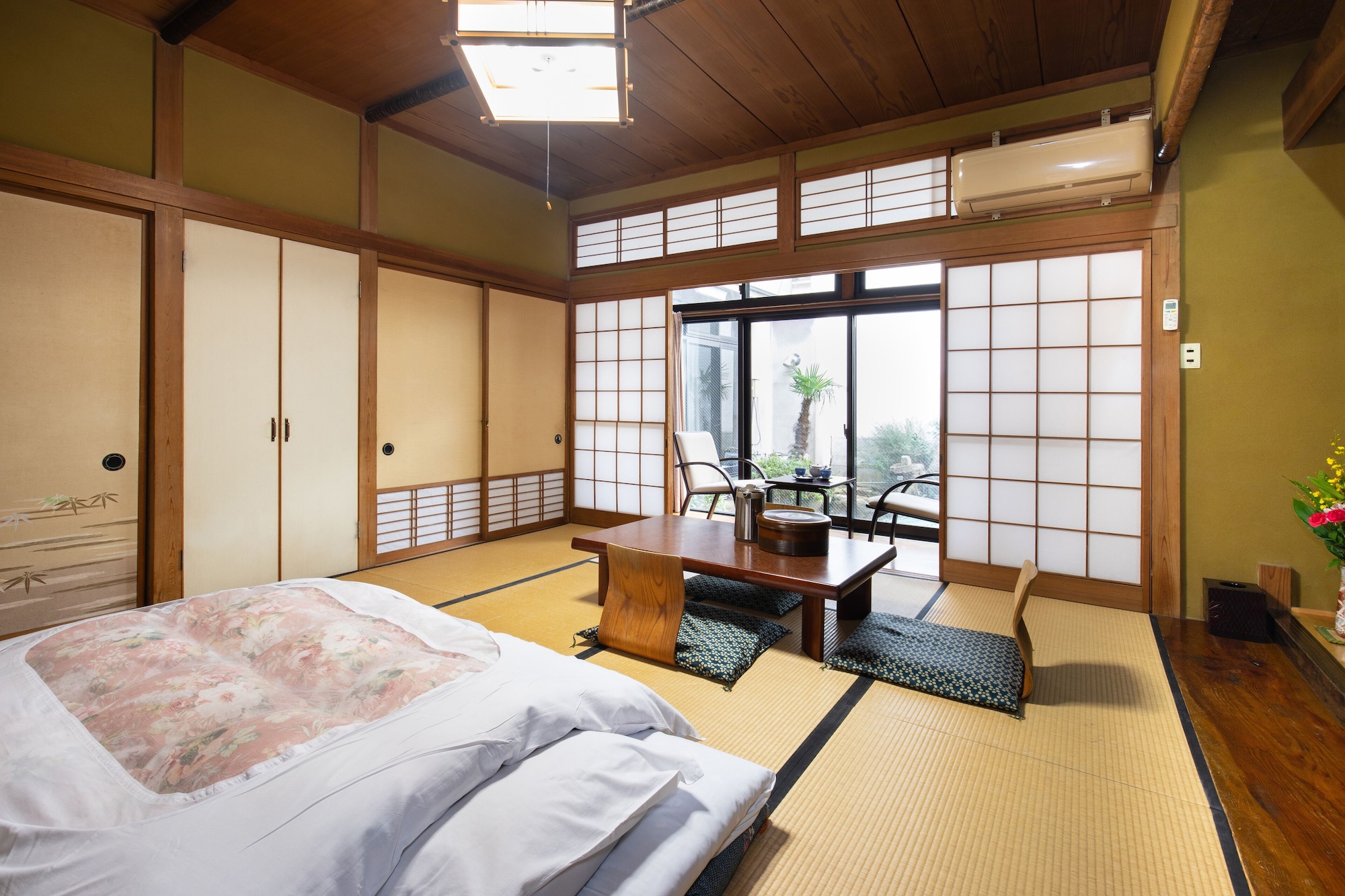 JAPANESE, SHARED BATHROOM