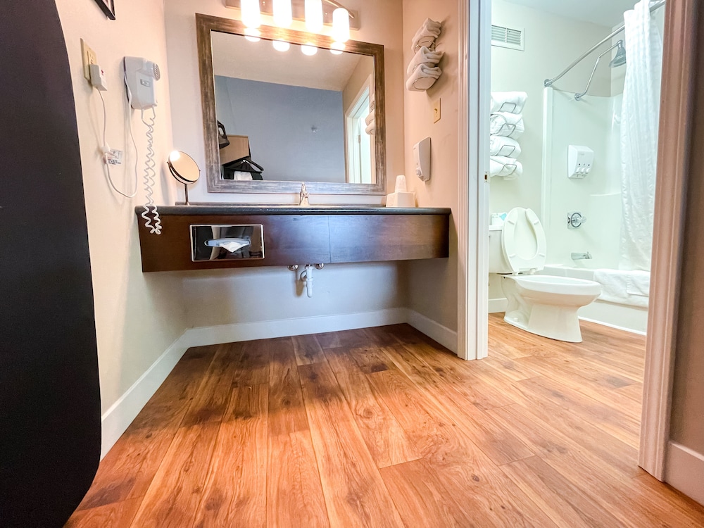PINEMARK Inn Suites Events 8/50