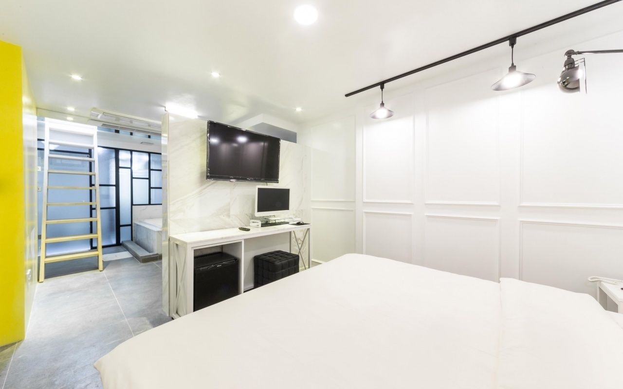 Grand, Penthouse, 1 Single and 2 Queen Beds