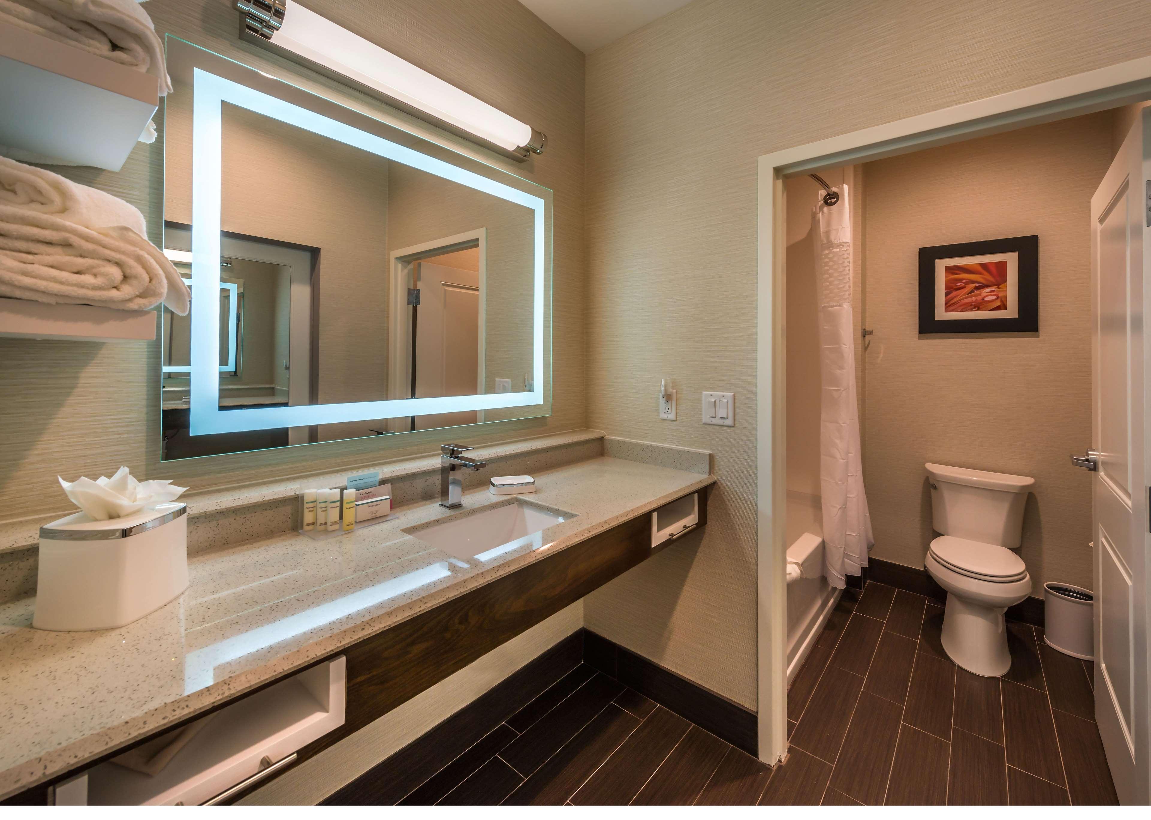 STUDIO, SUITE, KING BED