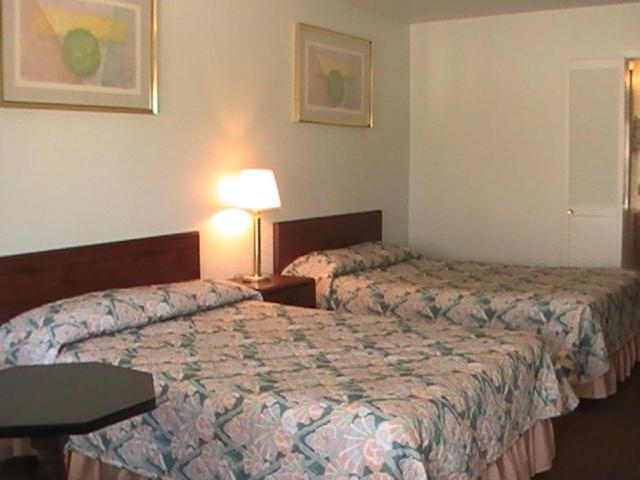 HOMETOWN INN GALION 15/18