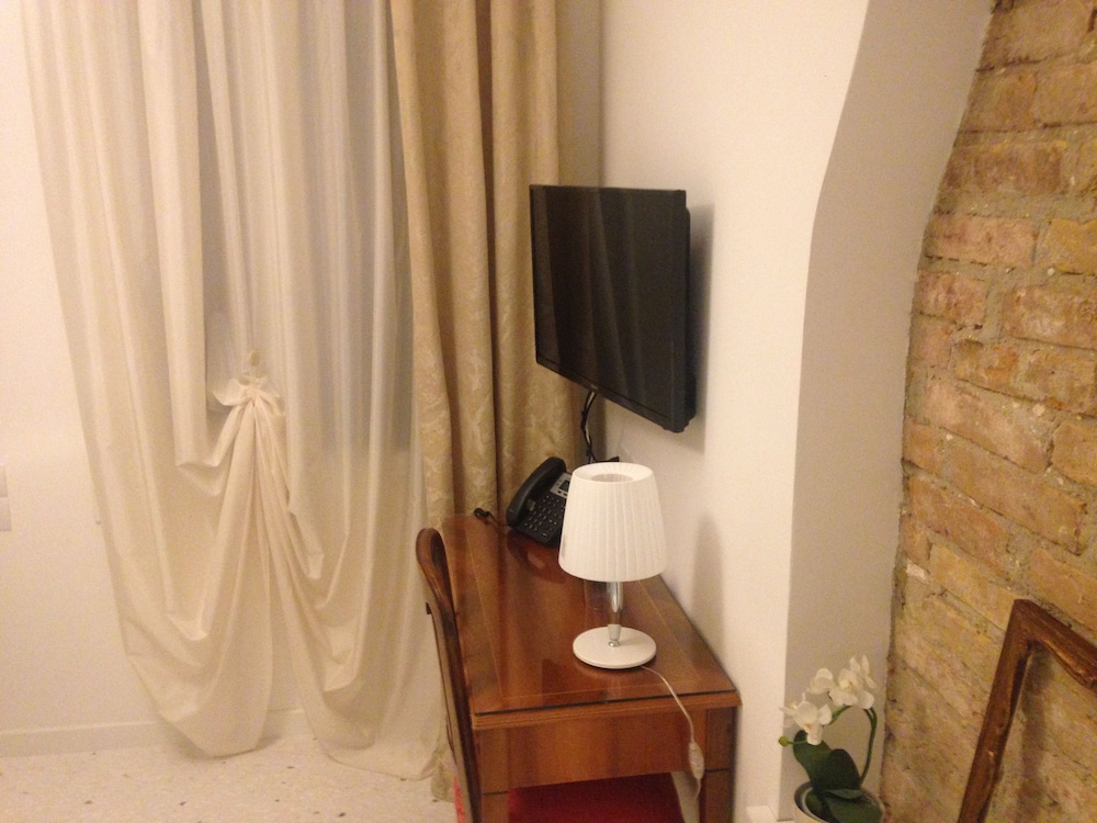 Chiara Lodge 24/33