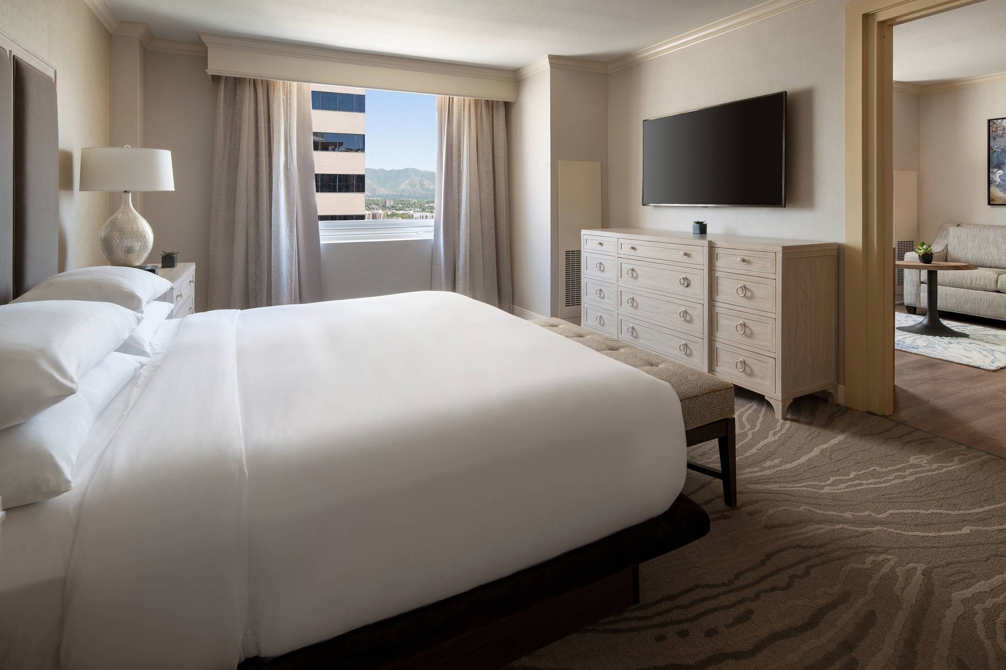 SUITE, KING BED, CITY VIEW, SOFA