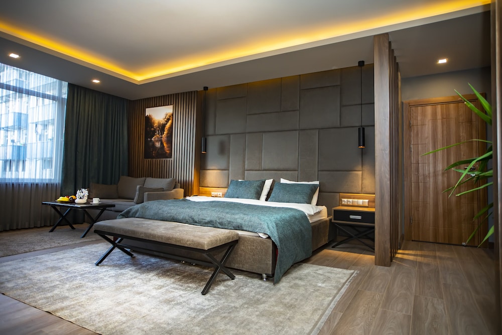 DELUXE, STUDIO, SUITE, KITCHENETTE