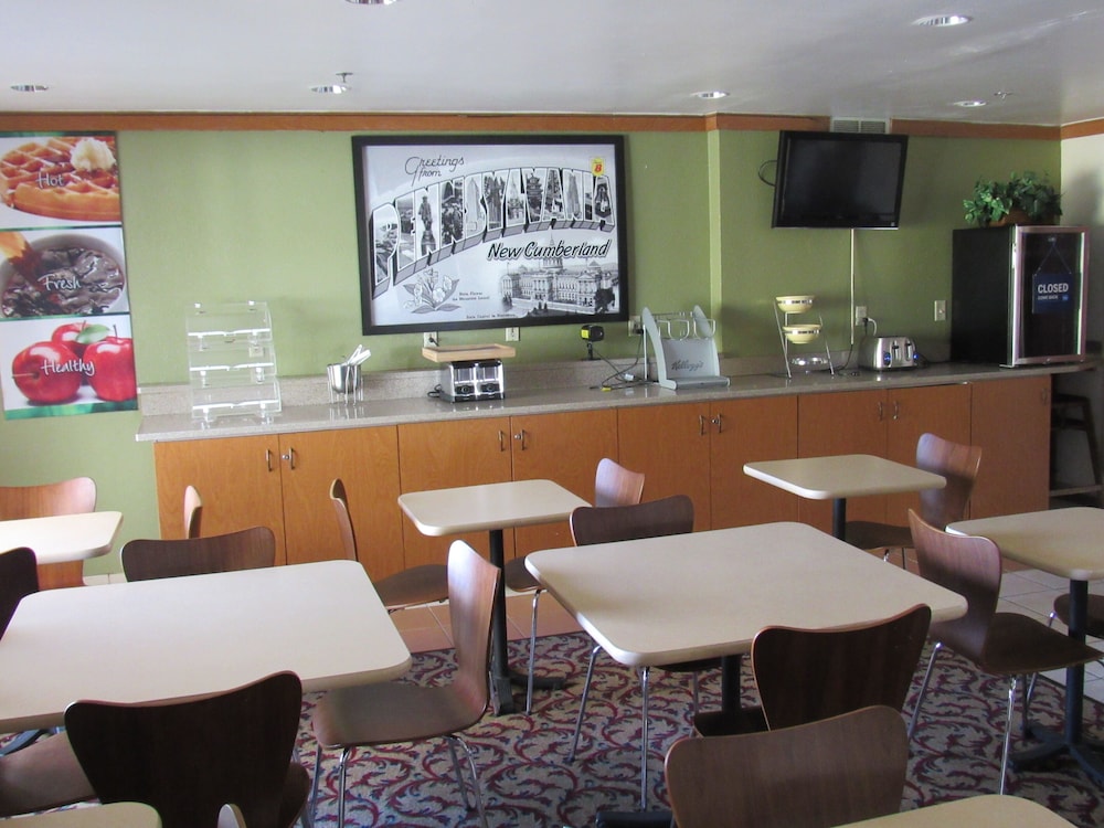 Super 8 by Wyndham New Cumberland 45/64