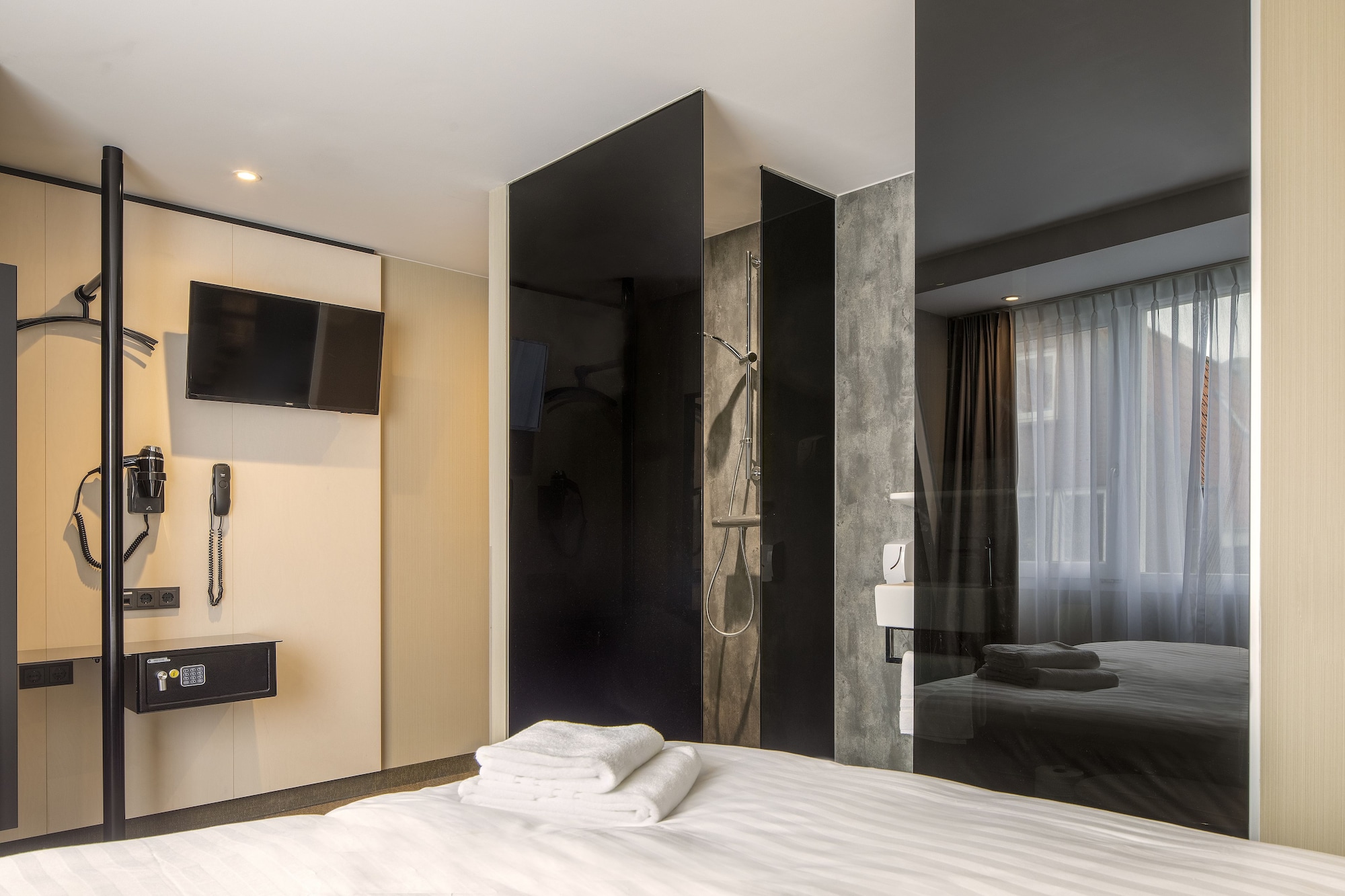ROOM, QUEEN BED