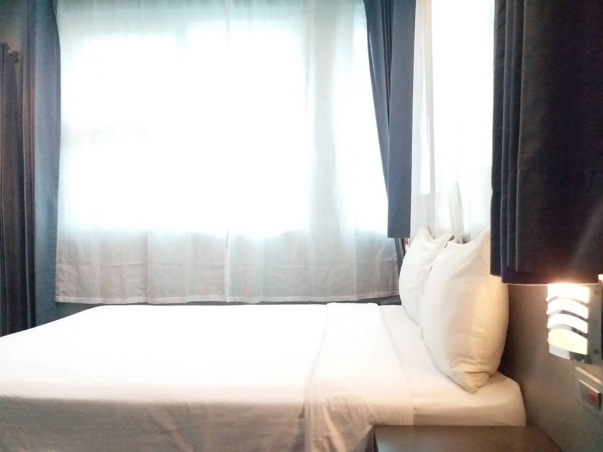 Deluxe, Queen Bed, Leez Inn Malate 7/9