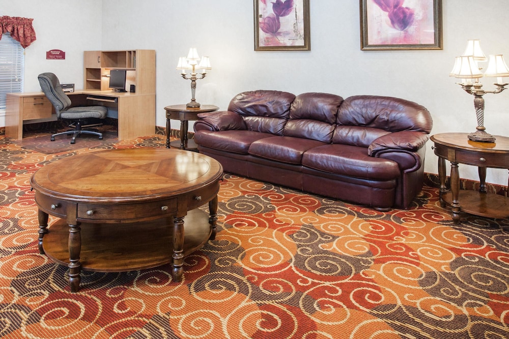 Super 8 by Wyndham White Hall 15/23