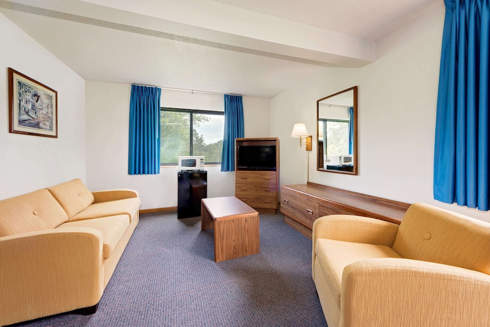 Super 8 by Wyndham Centerville 24/36
