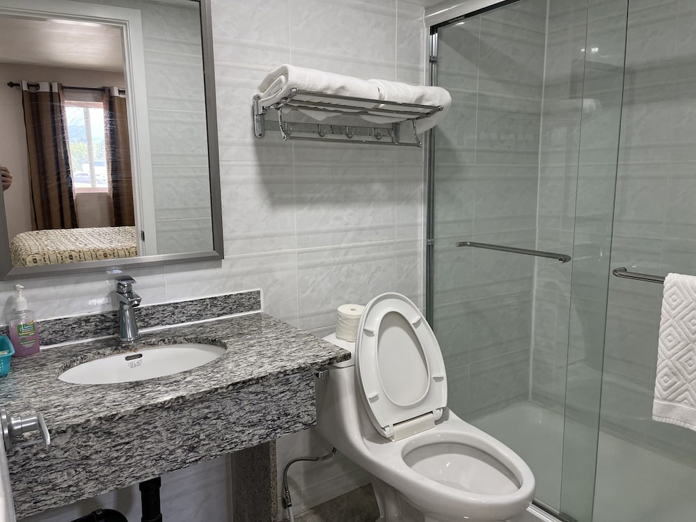 Kluane Park Inn 26/28