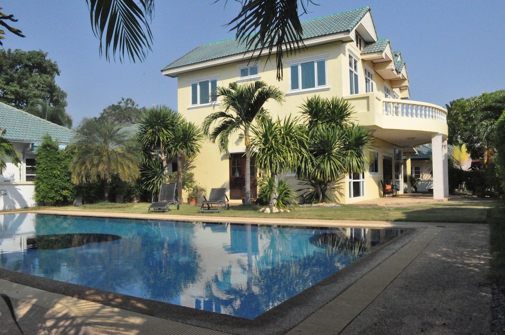 Tropical Hill by Melody Hua-Hin 1/49