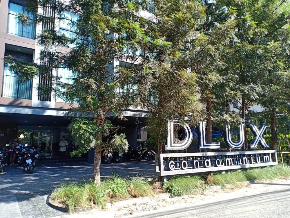 DLUX Condominium 4/44