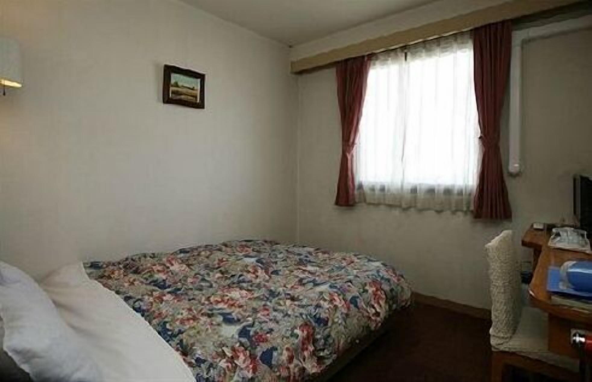 ROOM, SINGLE