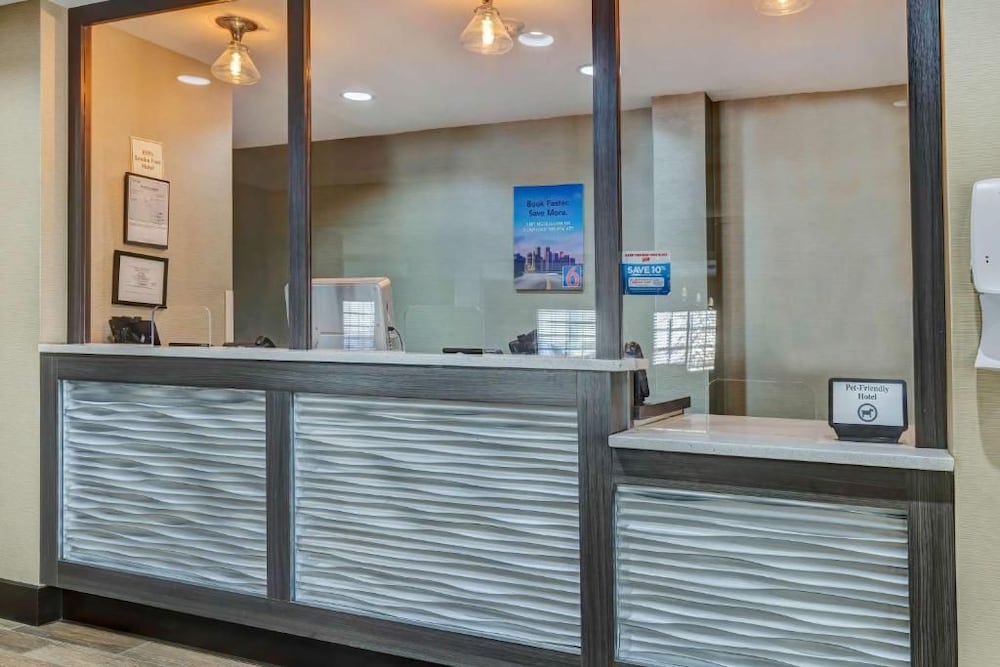 Lobby at Studio6 Lenexa, KS - Overland Park, LENEXA - KS