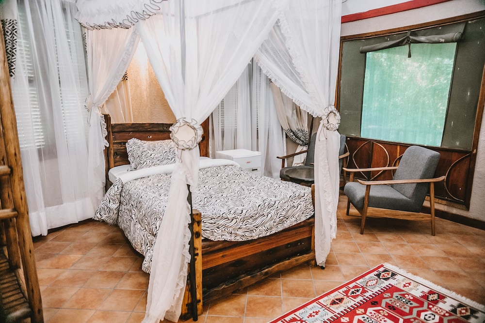 SELOUS KINGA LODGE 16/48