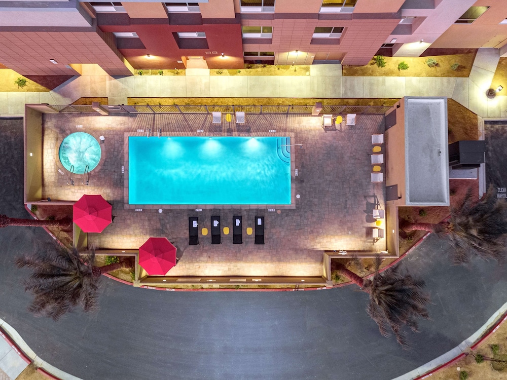 Hampton Inn and Suites Indio, CA 8/43