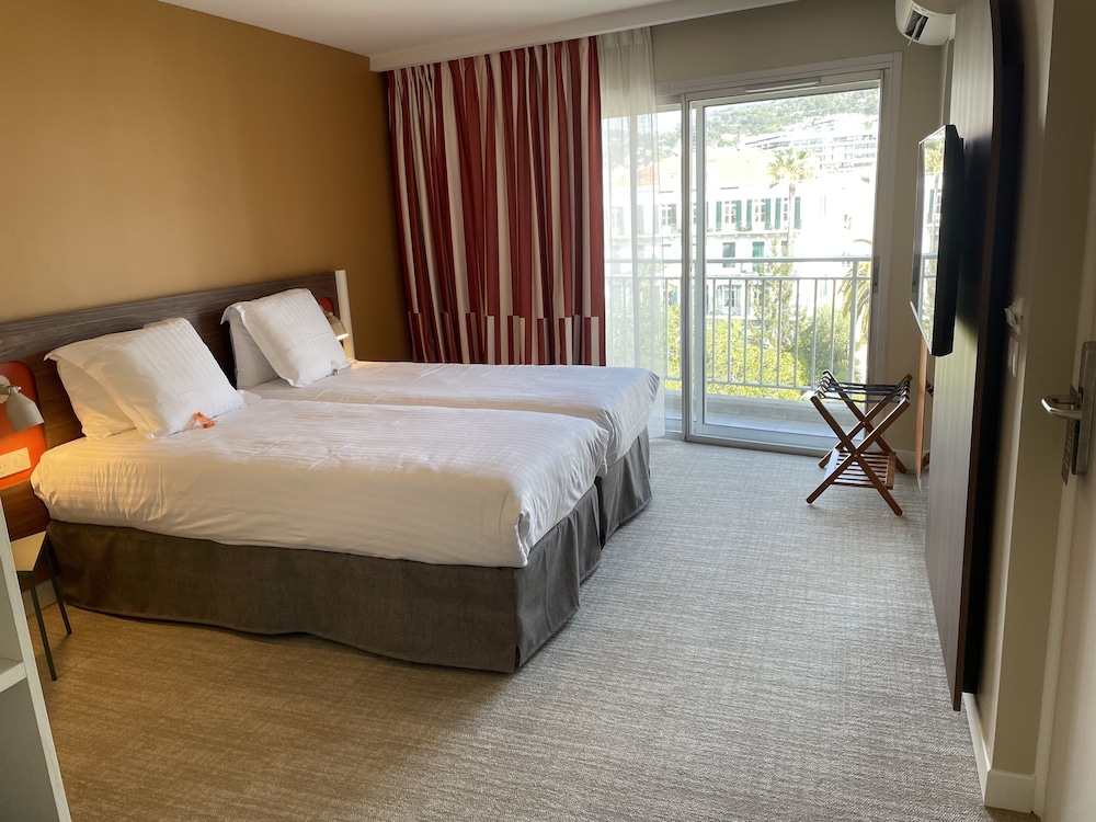 COMFORT, TWIN BEDS