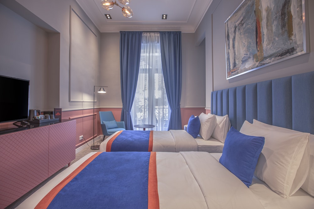 Heritage Hotel and Suites 8/39