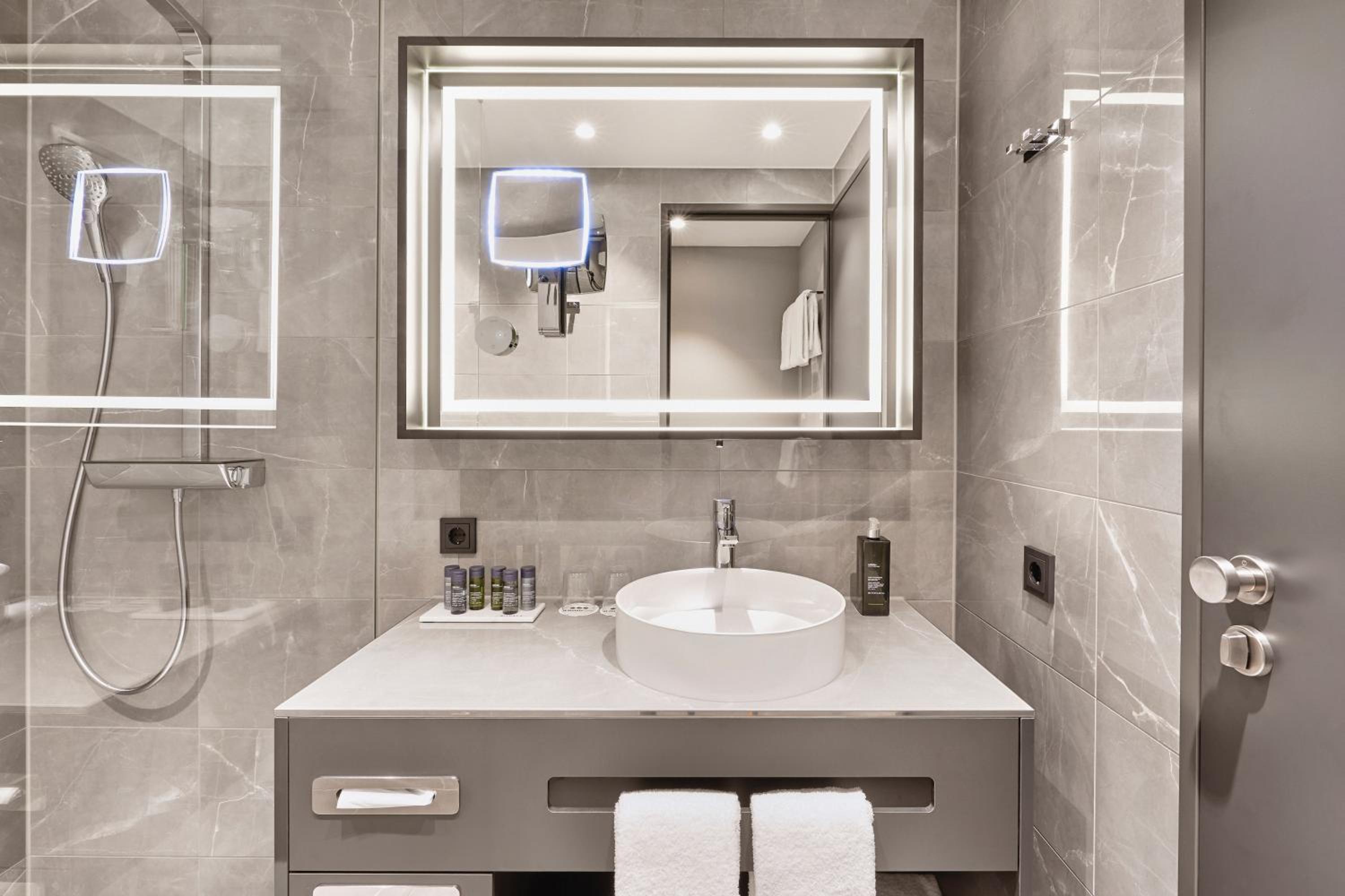 جناح جونيور، Hyperion Hotel Leipzig 5/6