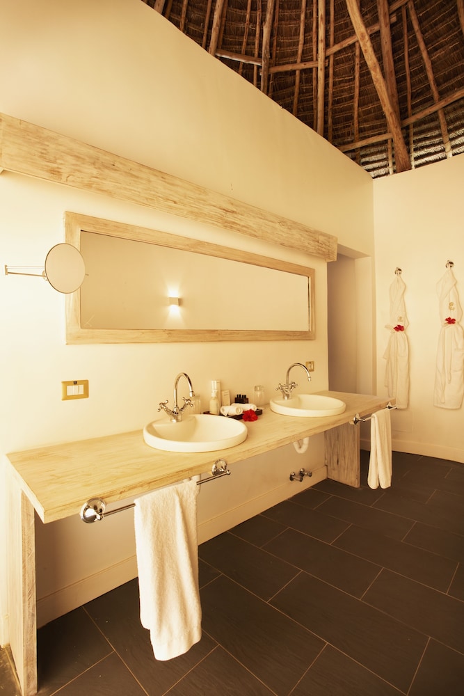 Gold Zanzibar Beach House and Spa 50/50