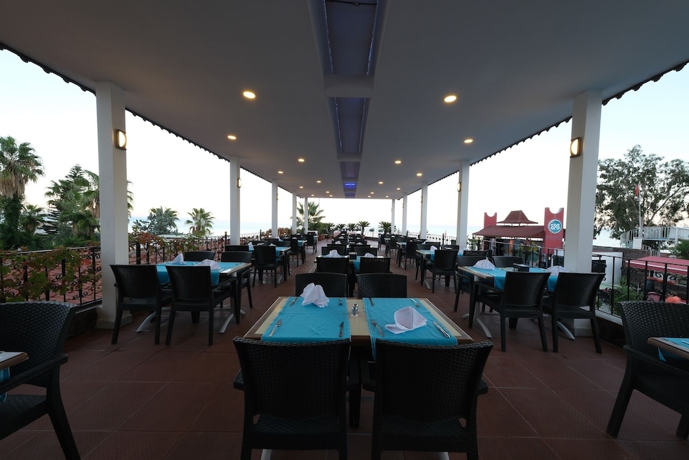Aleria Belport Beach Hotel 59/71