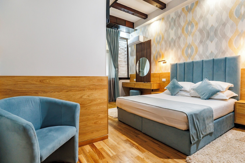 Room, King Bed, La Strada Boutique Villa 6/10