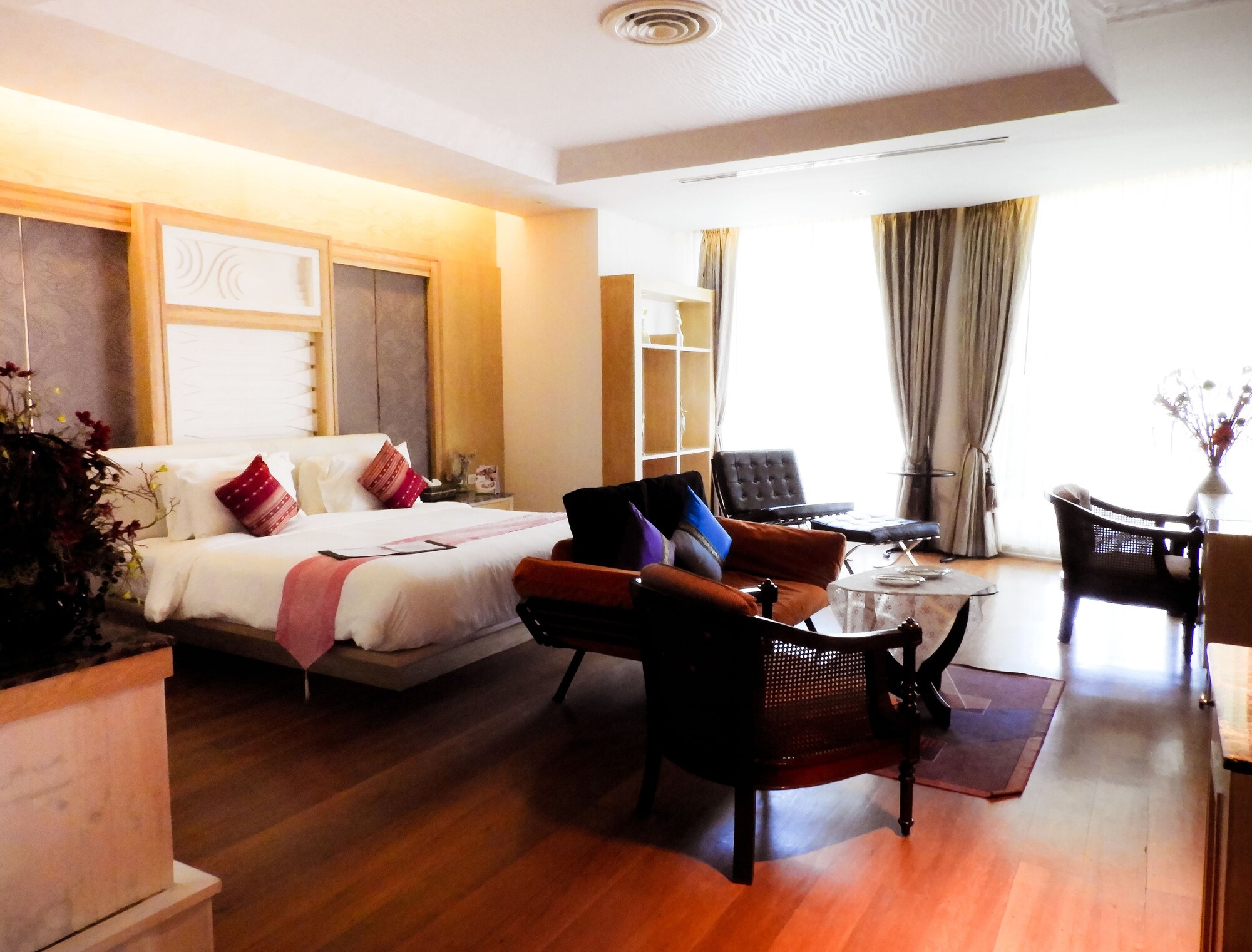 EXECUTIVE, SUITE