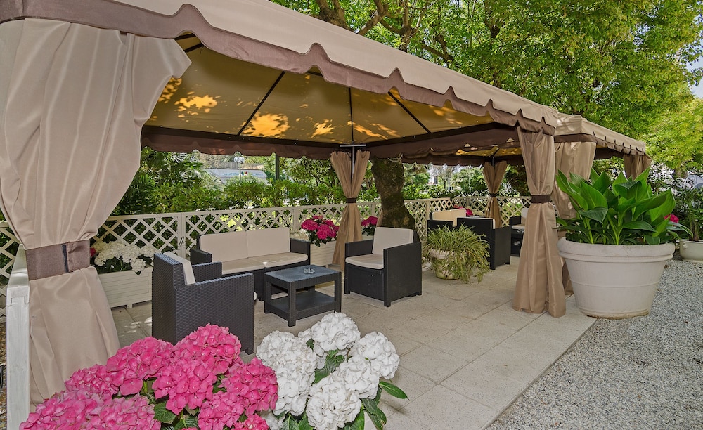 Coluccini Hotel 6/33