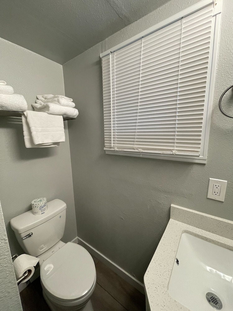 Tides Inn Suites 69/75