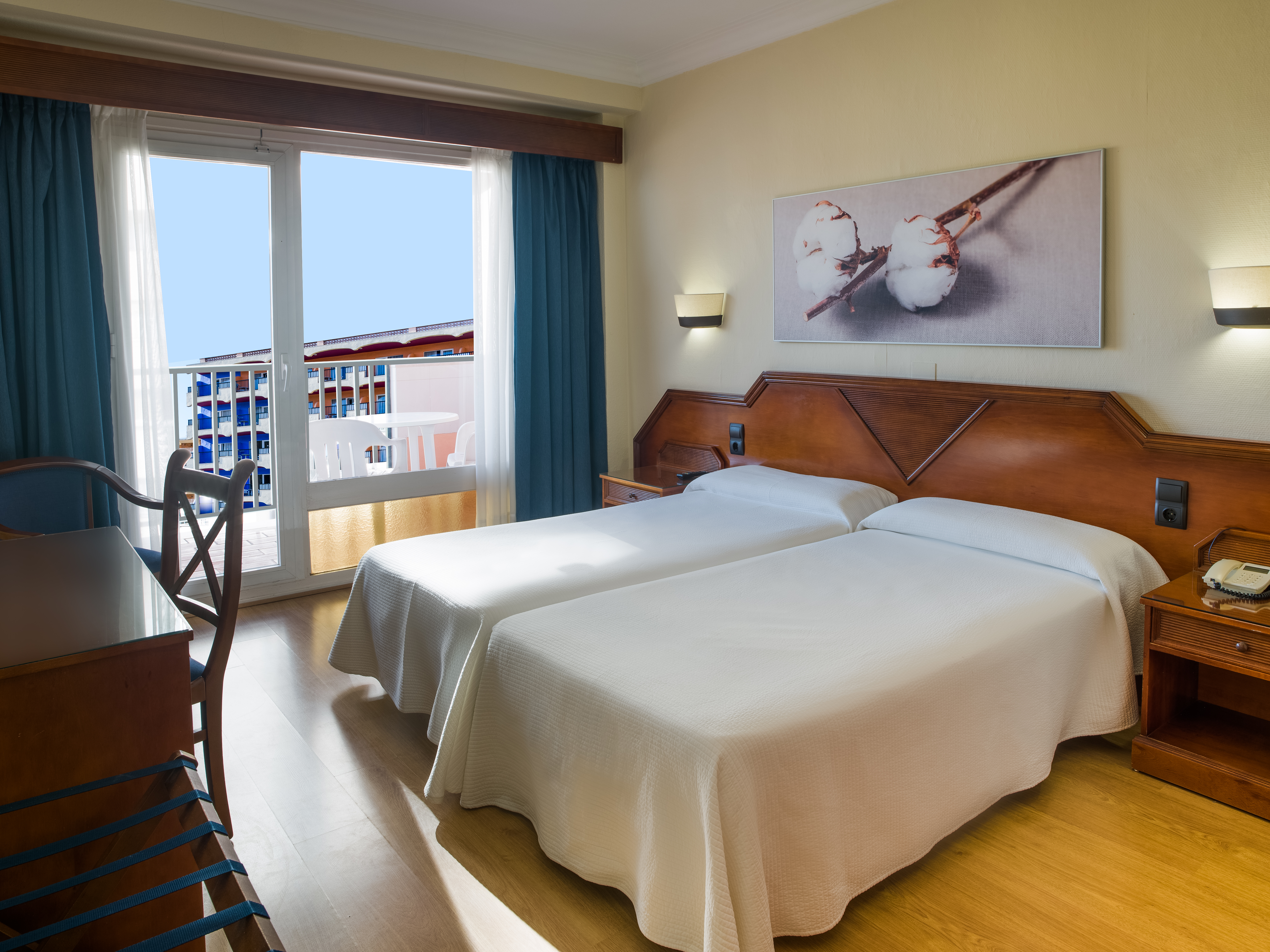 ROOM, SINGLE