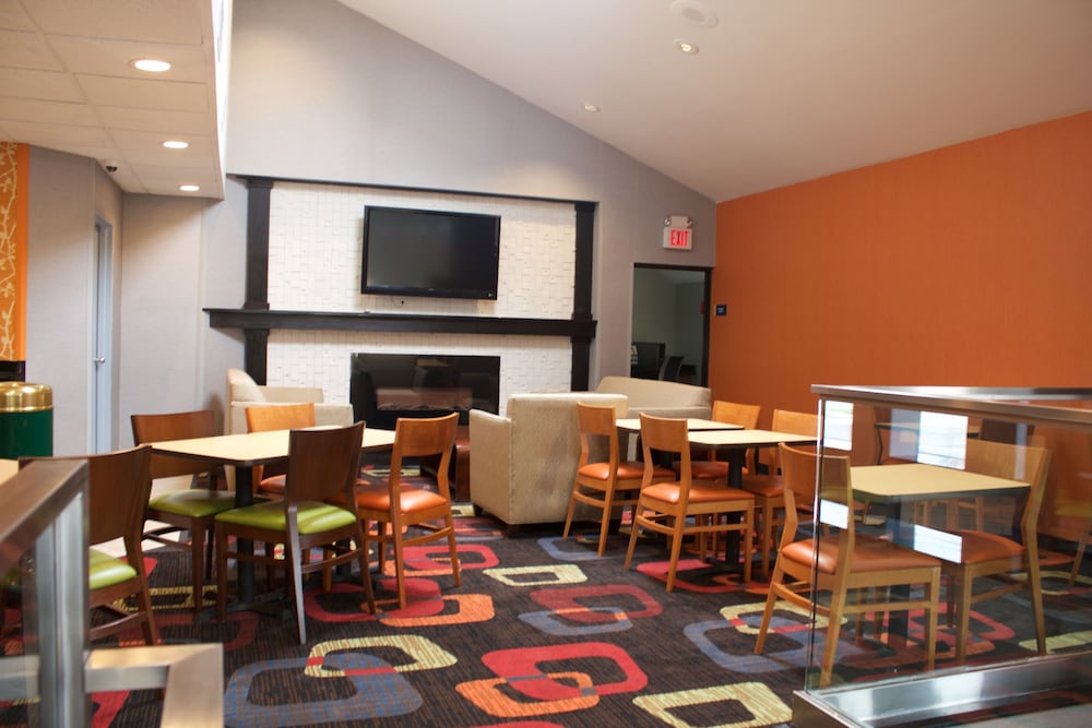 Days Inn by Wyndham Woodbury Long Island 14/23