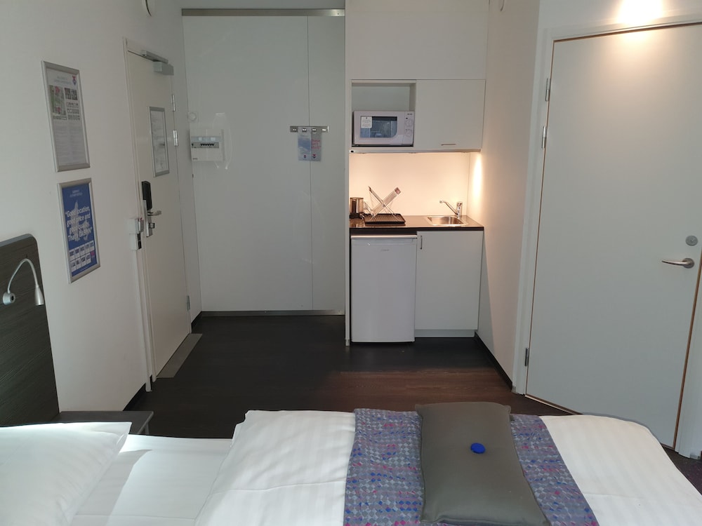 APARTMENT, QUEEN BED, KITCHENETTE