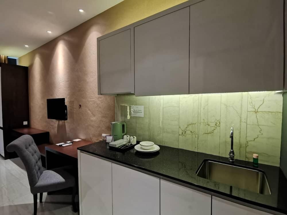Stirling Suites 48/48