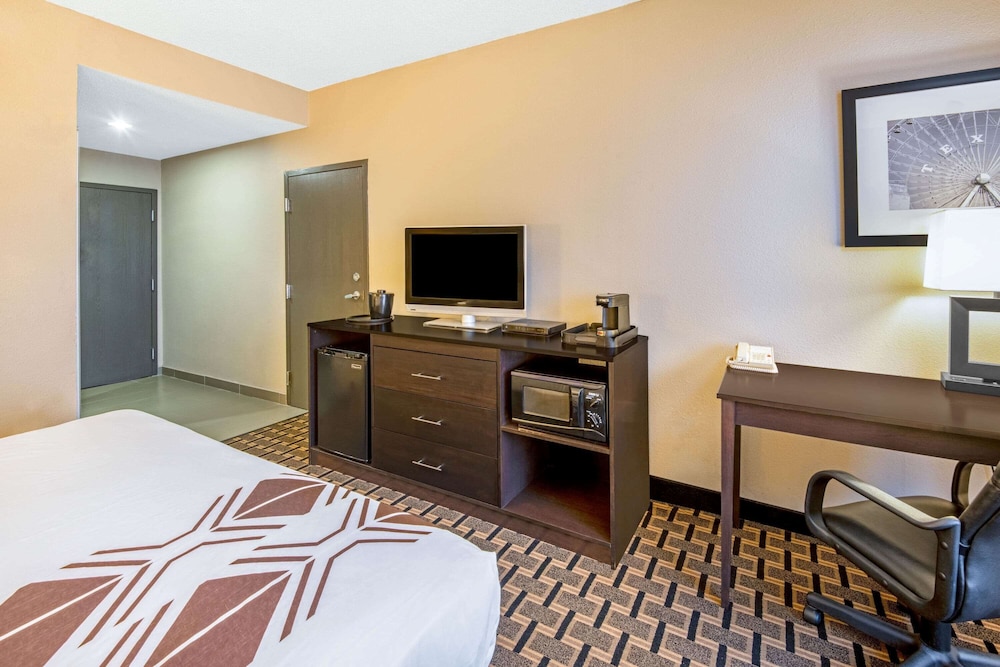 La Quinta Inn & Suites by Wyndham Denison - N. Lake Texoma 12/35