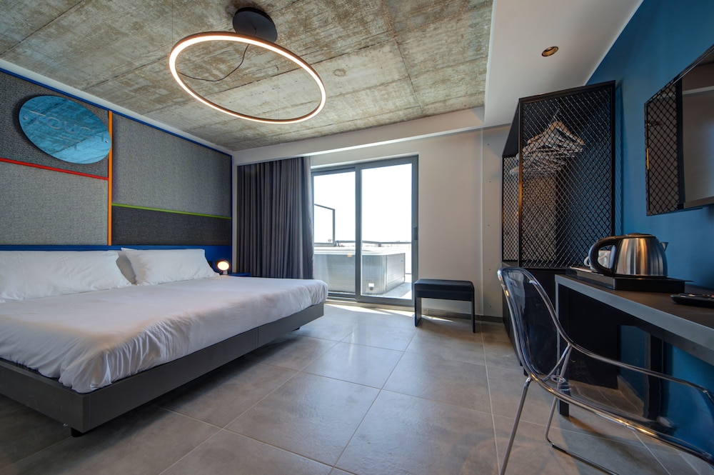 IKYK HOTEL 8/49