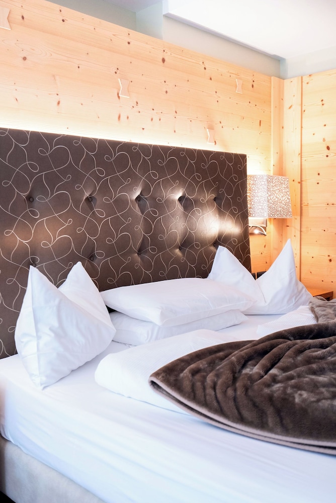 جناح جونيور بسرير كوين، Hotel Cesa Tyrol 3/4