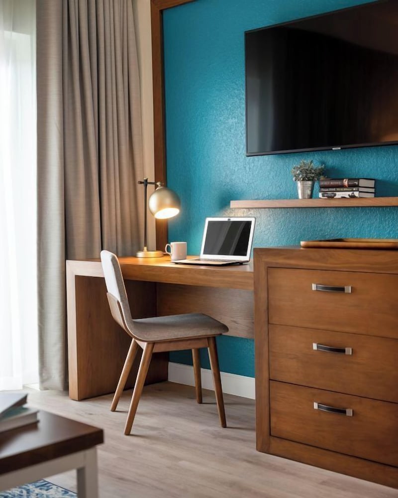 Compass Hotel Beaufort by Margaritaville 35/47