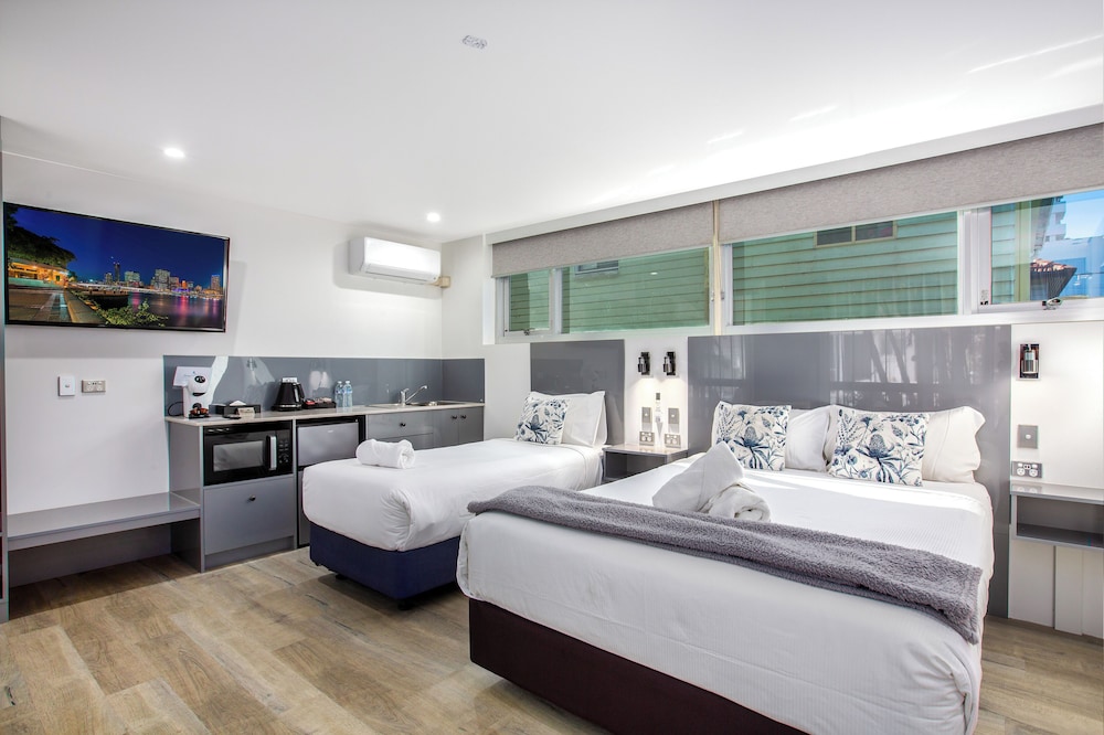 DELUXE, STUDIO, POOL SIDE