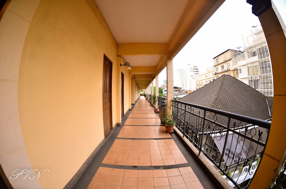 Silom Village Inn 24/32