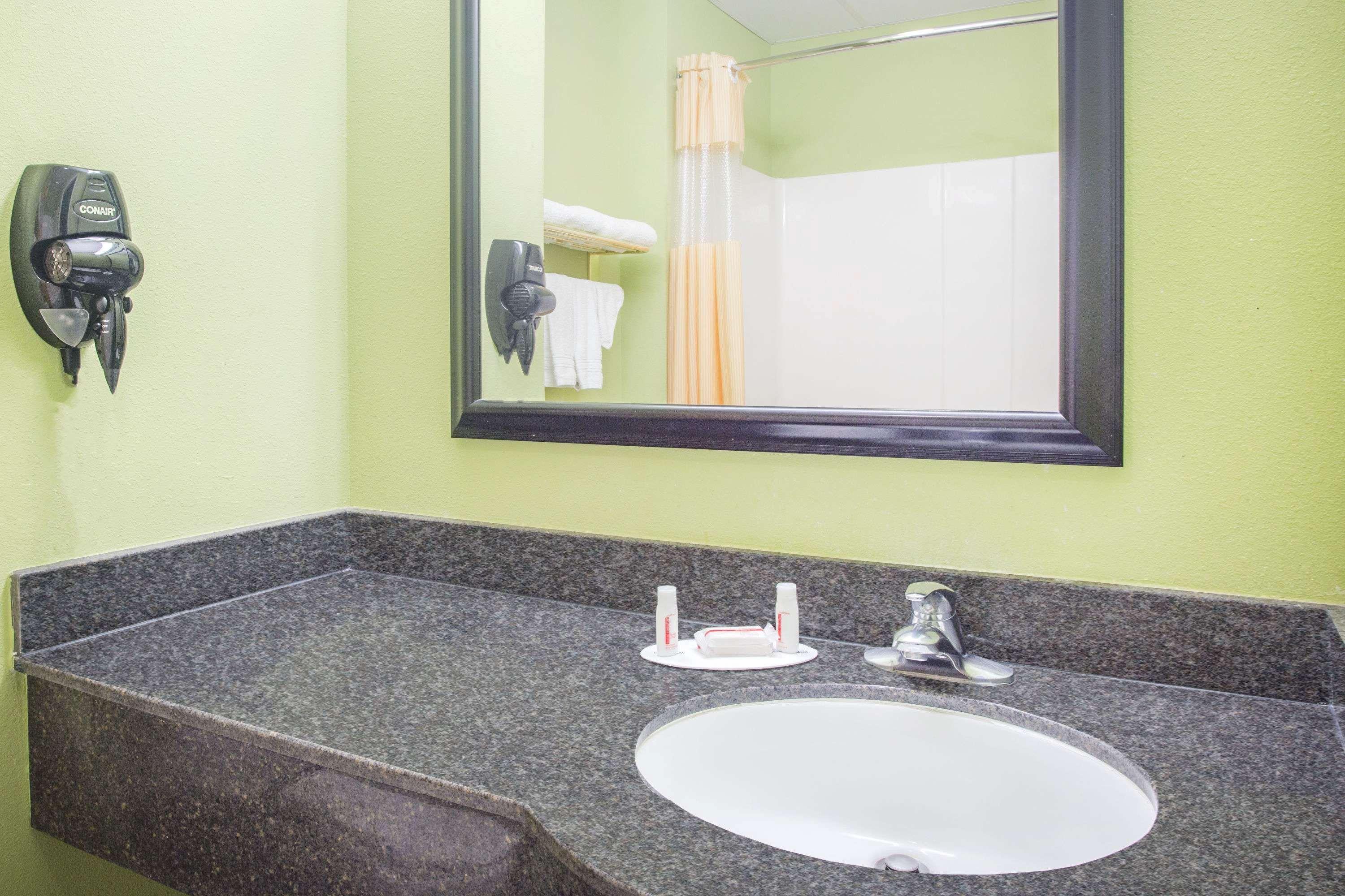 Days Inn & Suites by Wyndham Swainsboro 20/21