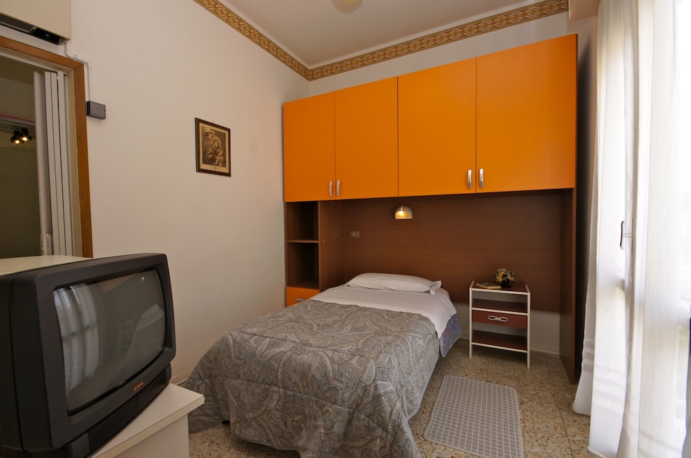ROOM, SINGLE