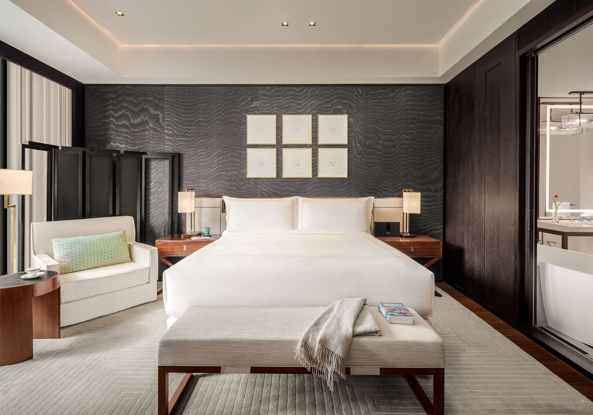DELUXE, KING BED
