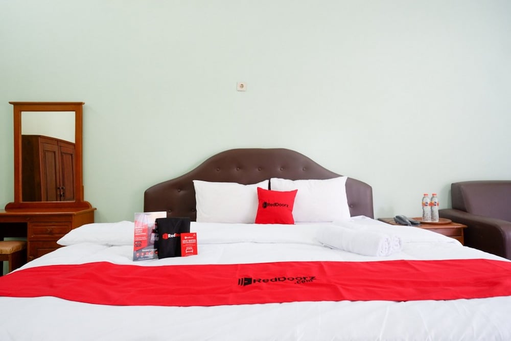 RedDoorz Plus near Stadion Wijaya Kusuma 8/22