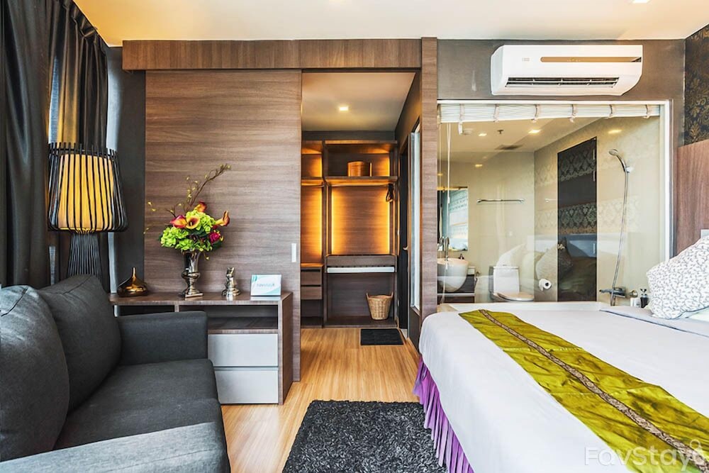 1 BEDROOM, CONDO, GRAND, CITY VIEW, BATHTUB