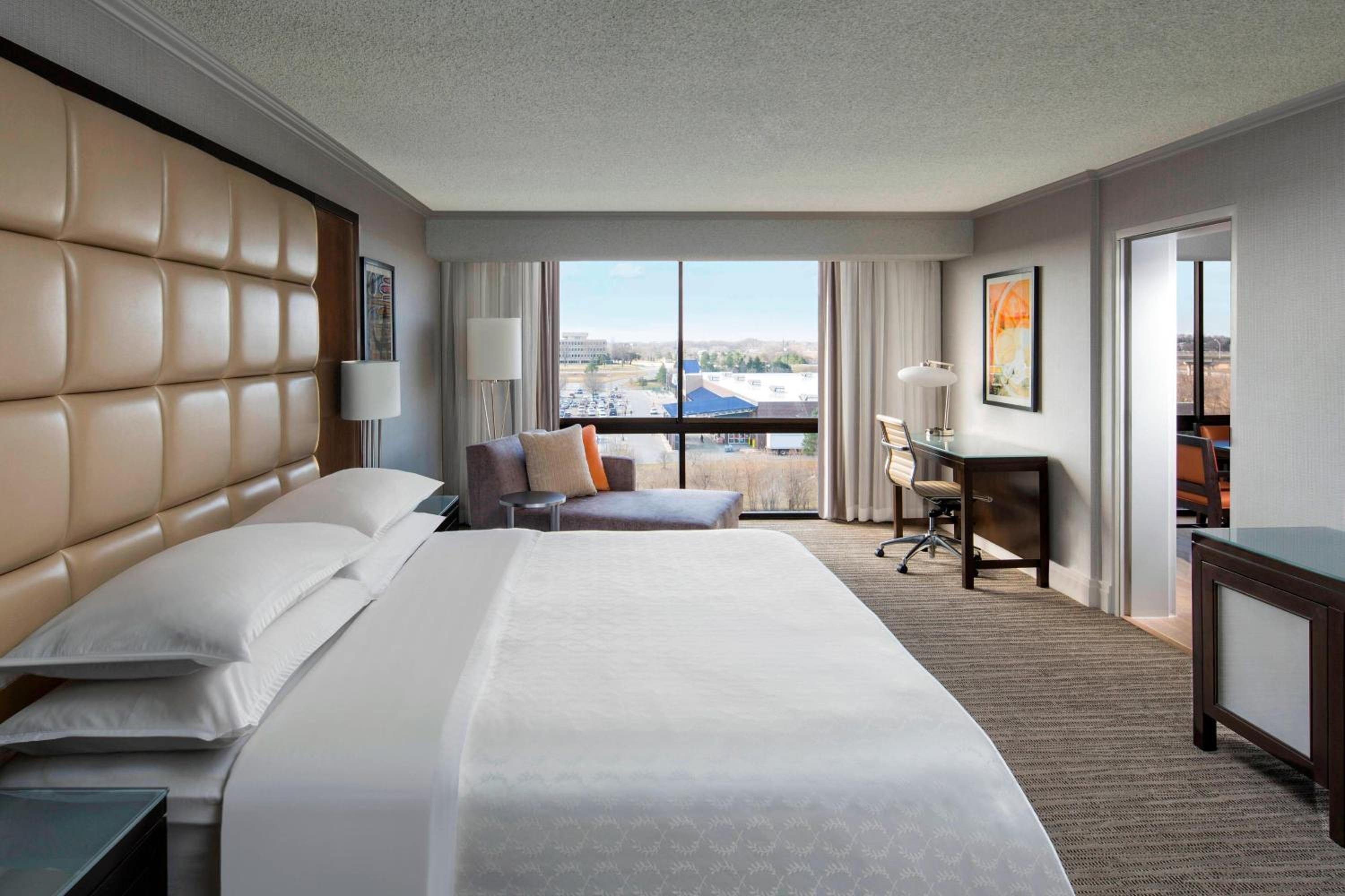 Presidential, Suite, King Bed, Sofa, Concierge Level