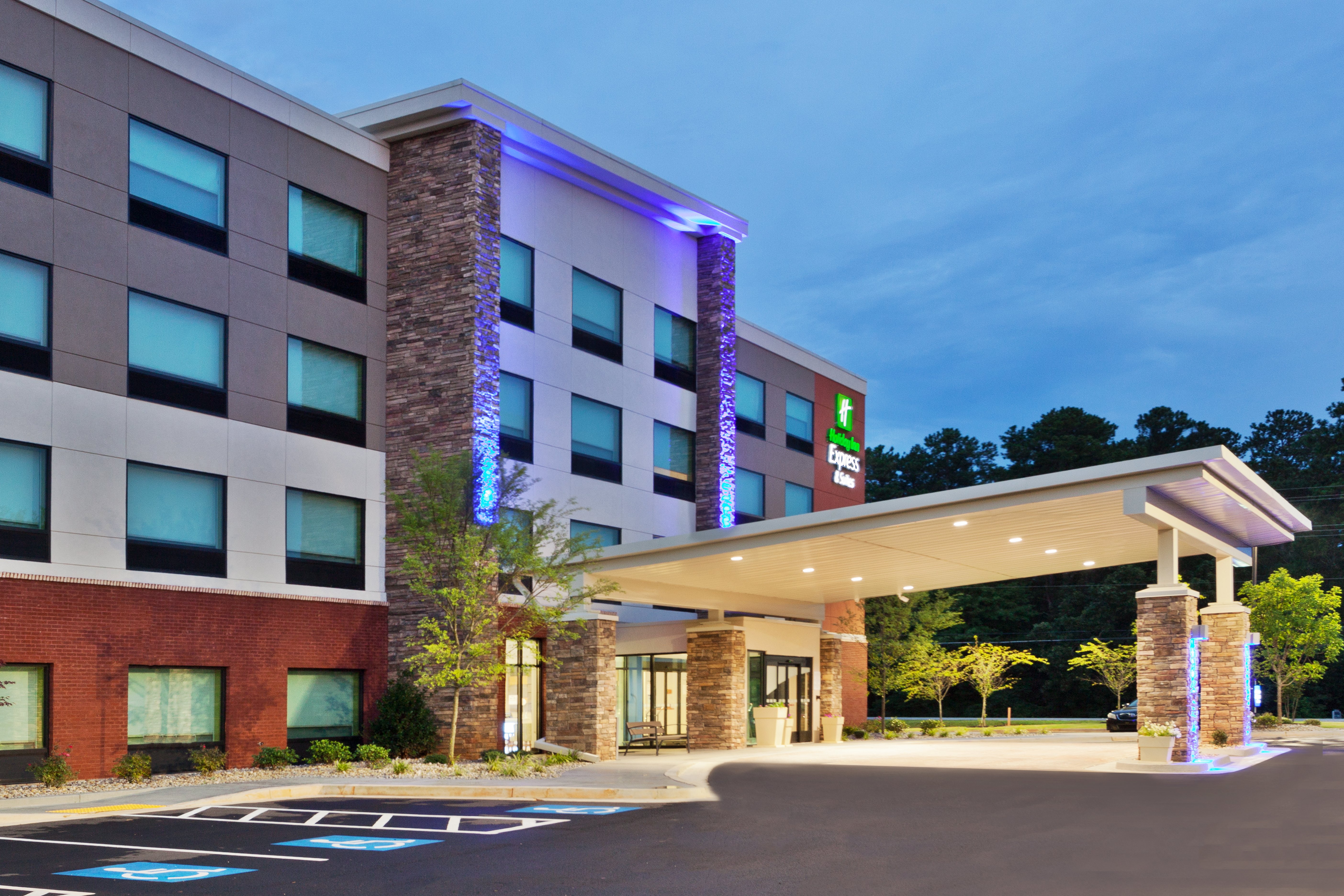 Holiday Inn Express & Suites Fayetteville 62/62