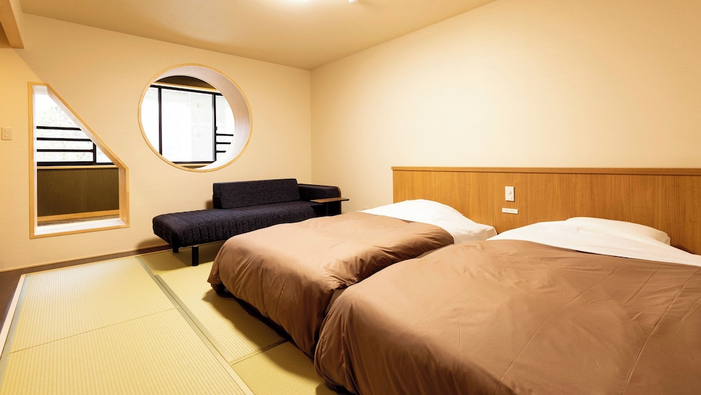 JAPANESE, STANDARD, TWIN BEDS, BATHTUB