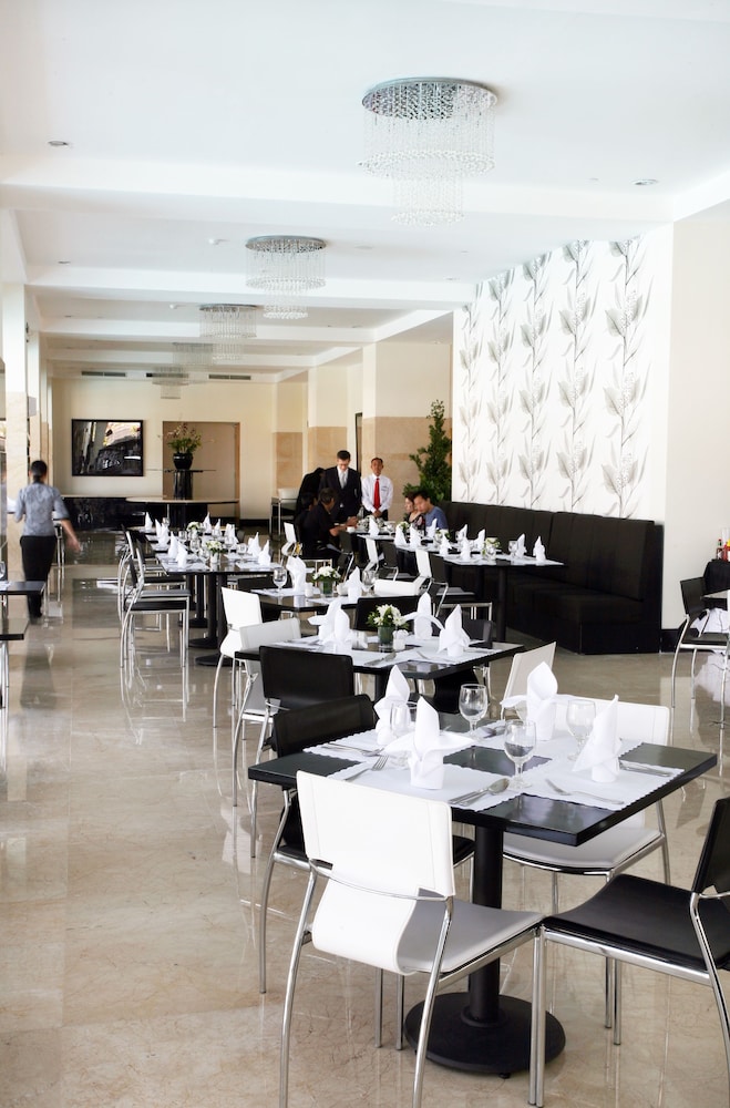 Sintesa Peninsula Hotel 35/40