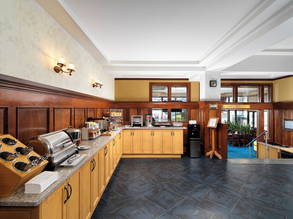 HUNTINGDON MANOR(FORMERLY Huntingdon Hotel & Suites) 6/50